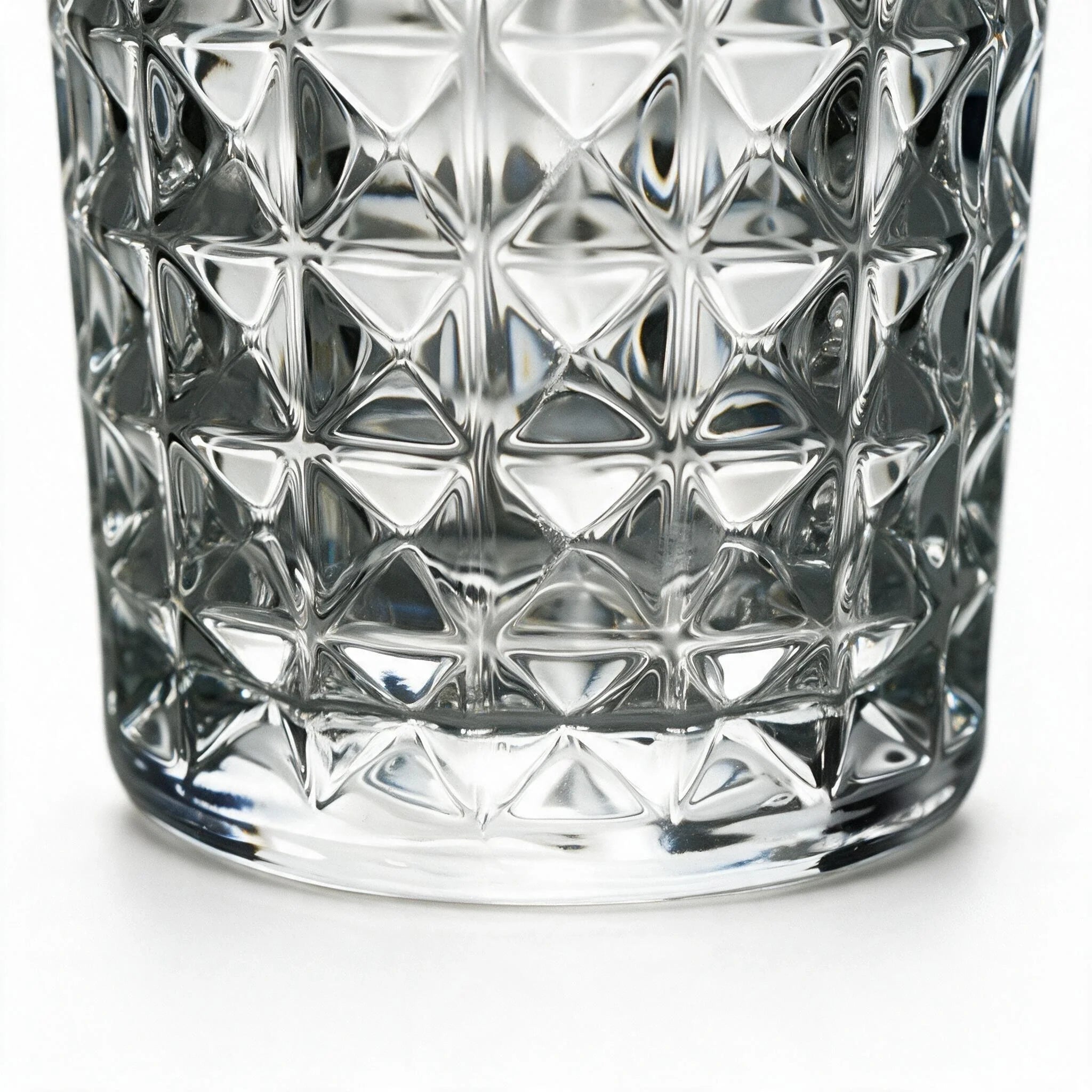 Harlow classic whisky glass with a geometric diamond pattern and flat base 5