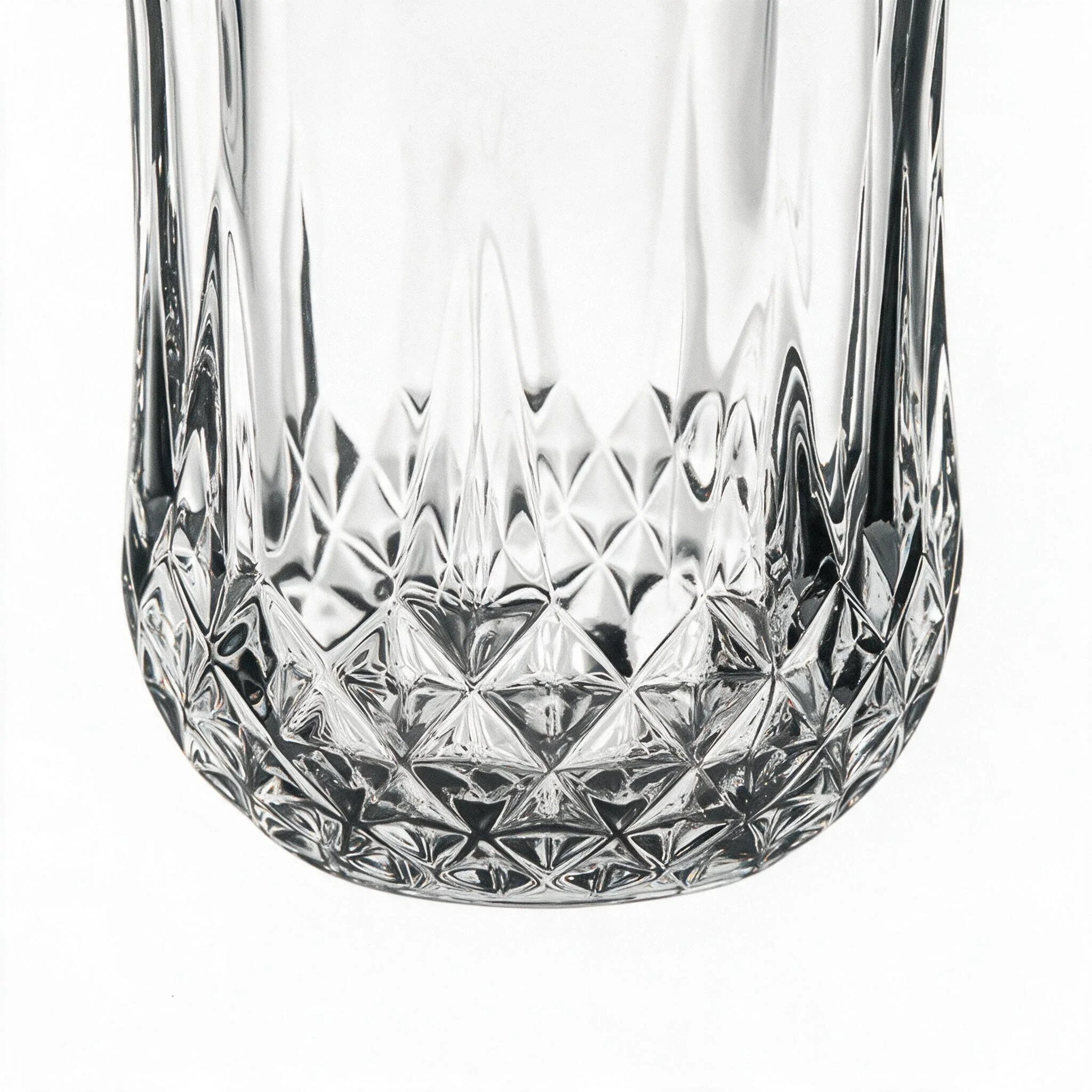 Lyra classic whisky glass featuring a geometric diamond pattern and softly faceted sides 2