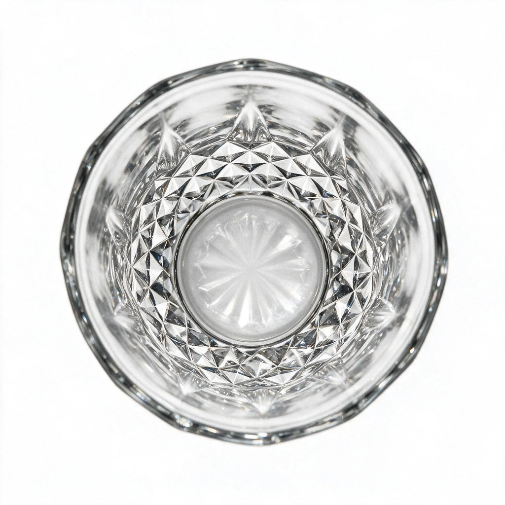 Lyra classic whisky glass featuring a geometric diamond pattern and softly faceted sides 4