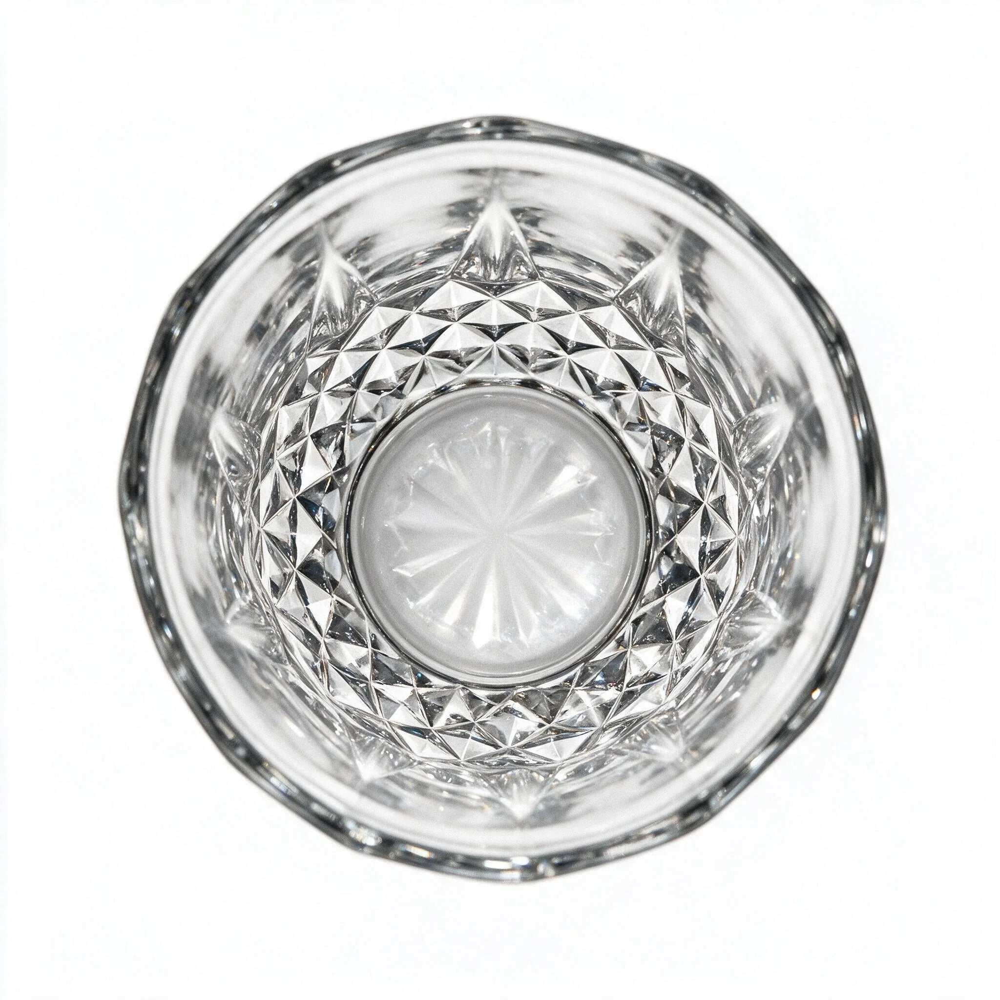 Lyra classic whisky glass featuring a geometric diamond pattern and softly faceted sides 4