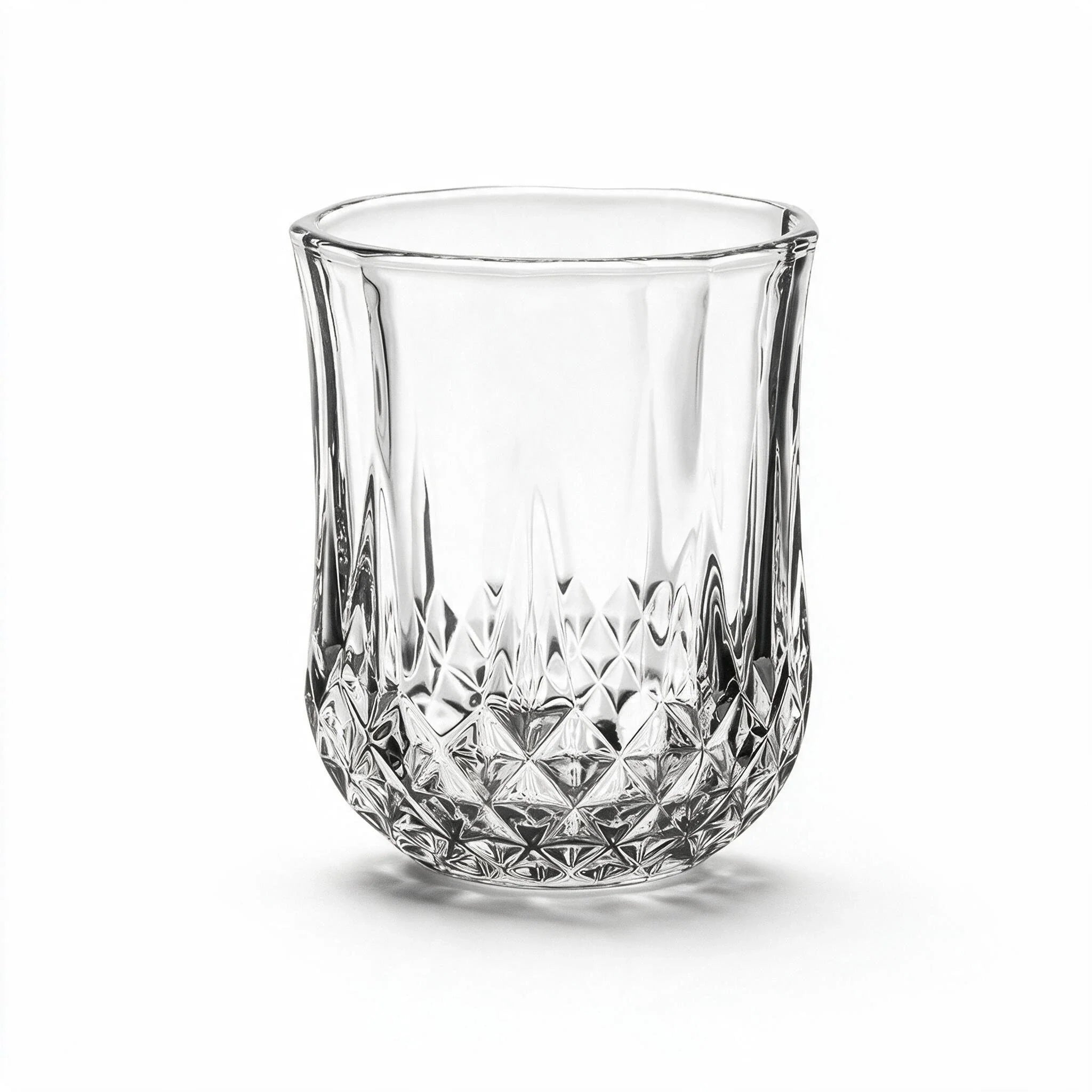 Lyra classic whisky glass featuring a geometric diamond pattern and softly faceted sides
