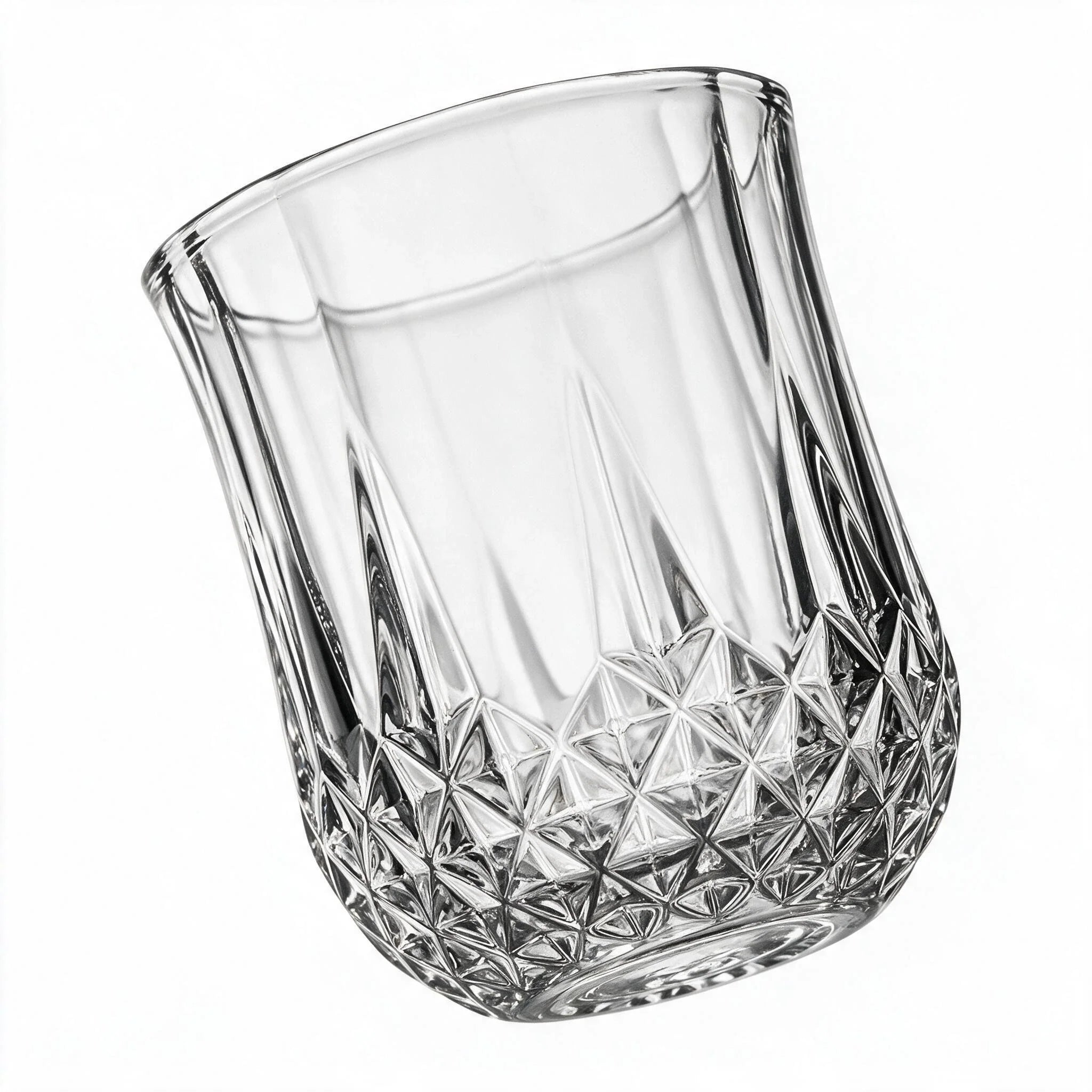 Lyra classic whisky glass featuring a geometric diamond pattern and softly faceted sides 3